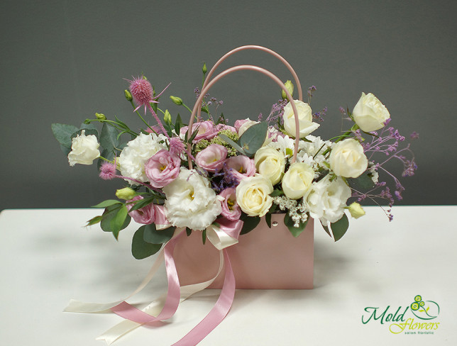 Сумочка розовая с розами, эустомой и хризантемой Фото